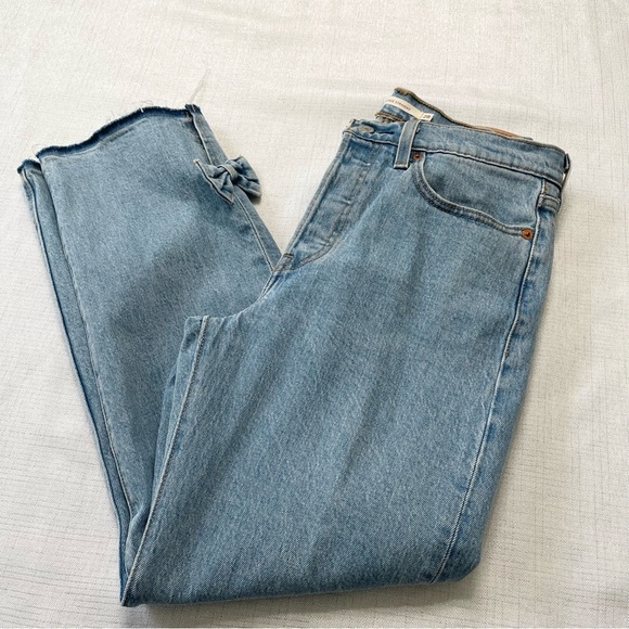 Levi's Wedgie Straight Jean With Bow Raw Hem High Rise Classic Denim Size 28 - Picture 14 of 14